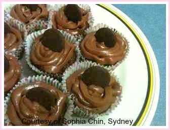 Make this easy cupcake recipe for thiese beautiful little chocolate cupcakes with chocolate frosting
