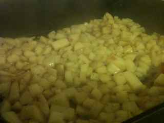 Cook the potatoes in a covered frypan firstly