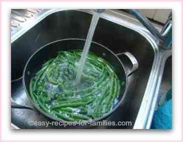 Freshen green beans in cold running water