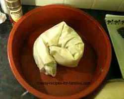 Make a swirl in the center of the baking tray