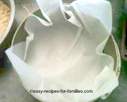 Line the spring form pan with baking paper