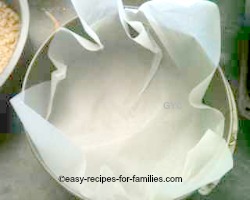 Line the spring form pan with baking paper