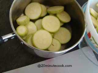 How to cook zucchini - steamed in a pot.