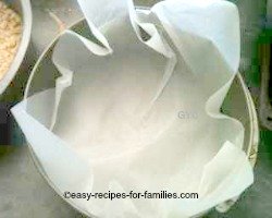 Line the spring form pan with baking paper